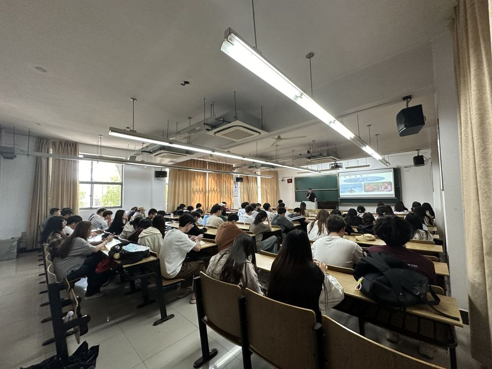 一竞技官网科技集团在南京邮电大学通达学院举办讲座
